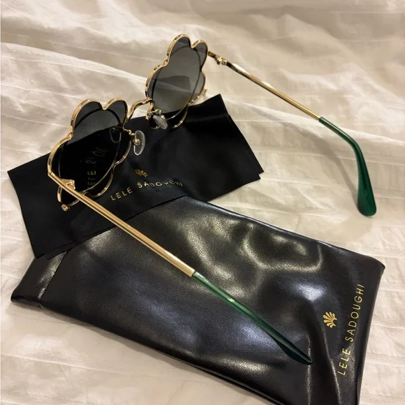 NWOT Lele Sadoughi Gold Rim Flower Sunglasses - Picture 2 of 3